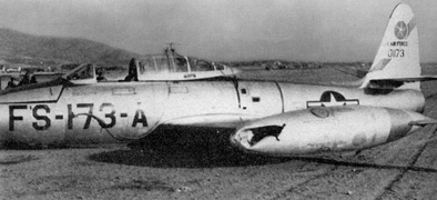 Снаряды МиГов заставили пойти на вынужденную посадку этот F-84 Thunderjet.  Фото из книги «Советские асы корейской войны»