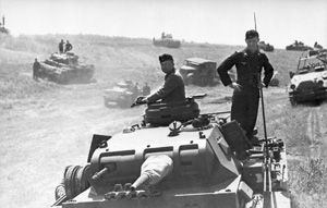 Немецкие танкисты заканчивают последние приготовления к «Барбароссе». Снимок июня 1941 года.  Фото из книги «Военная история»