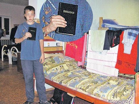 Реабилитационный центр «Соль Земли». В руках у 15-летнего реабилитанта - Библия.  