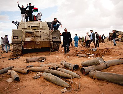 Повстанцы возле танков, уничтоженных в ходе военной операции западных союзников // Итар-Тасс, EPA  