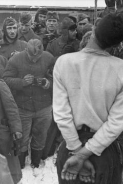 Солдаты вермахта фотографируют казнь партизана. СССР. 1941-42 год  