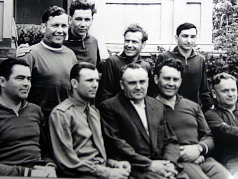 Первый отряд космонавтов. В газетах это фото напечатали в 1963 году, предварительно вырезав изображение Григория Нелюбова (третий слева в верхнем ряду).