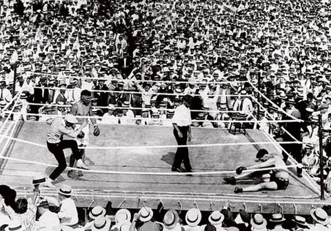 За боем Уилладрда и Демпси на открытом стадионе наблюдала огромная толпа любителей бокса