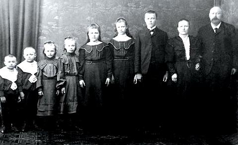Бабушка и дедушка по материнской линии с детьми Фото: Из личного Витте фон Владимира архива