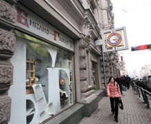 Знаменитый книжный магазин «Библио-Глобус» тоже едва не прихватила команда Наумова–Синякина. Обстоятельства расследуются в УВД ЦАО Москвы 