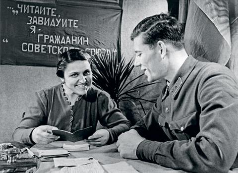 1940 г. Снимок фотохроники ТАСС: работница кишиневской табачной фабрики получает советский паспорт после присоединения Бессарабии к СССР  
