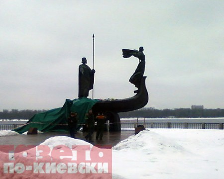 Разрушен памятник основателям Киева