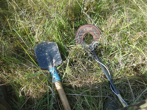 Снаряжение «черного археолога» — лопата и металлодетектор. Фото автора