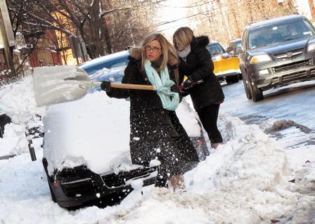 блондинки чистят автомобиль от снега