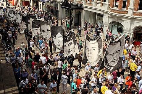  Демонстрация в Лондондерри, 15 июня. Участники движения Bloody Sunday Justice держат фотографии убитых правозащитников Фото: Getty Images/Fotobank