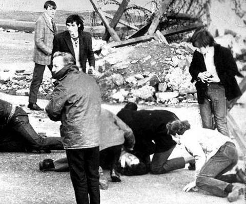 Кровавые воскресенья происходят по разным причинам, но сценарий всегда одинаков (на фото — Лондондерри, 30 января 1972 года) ФОТО: AP