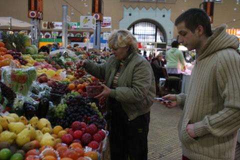 На киевских рынках есть все, но цены кусаются. Фото Алексея Калужских (НГ-фото)