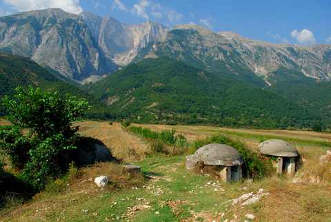 Горные склоны Албании испещрены крышами бомбоубежищ