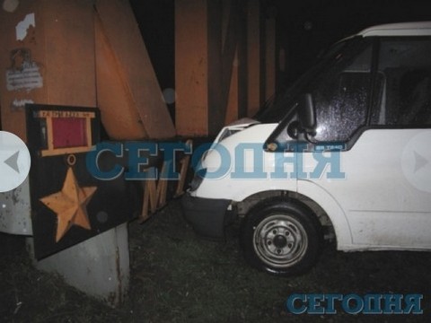 Ммикроавтобус врезался в стелу «Киев — город-герой»