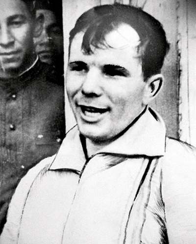 Первый снимок Юрия Гагарина после посадки