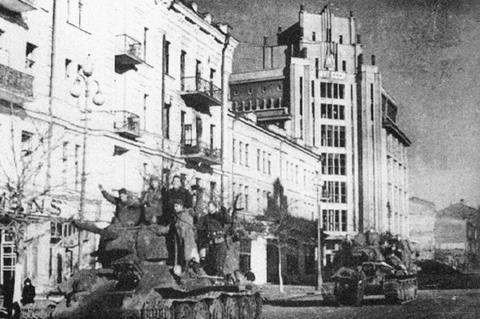 Советские танки и десантники на Крещатике 7 ноября 1943 года, на второй день после освобождения столицы Украины (из фотоальбома Д.Малакова «Київ. 1941—1943»)