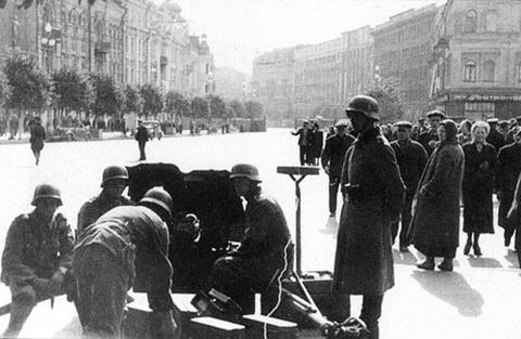 Немецкие артиллеристы на Крещатике, 20 сентября 1941 года — второй день оккупации (из фотоальбома Д.Малакова «Київ. 1941—1943»)
