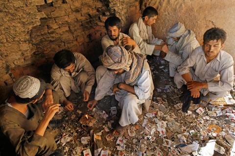 Афганские наркоманы в  городе Герат. (BEHROUZ MEHRI/AFP/Getty Images)