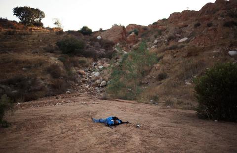 Мертвец на дороге на окраине Тихуаны, Мексика, был найден с пулей в голове. (AP Photo/Guillermo Arias)