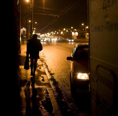 Проститутка ждет клиентов на улице в пригороде Санкт-Петербурга