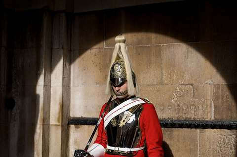 Гвардейцы до сих пор носят шлемы позапрошлого века.