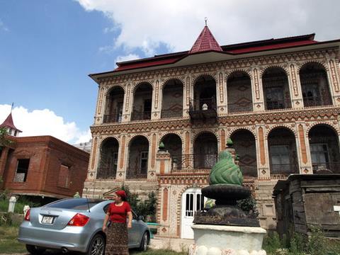 Это дома в «столице» молдаванских цыган городке Сорока, где «заседает» «барон»Черарь:  