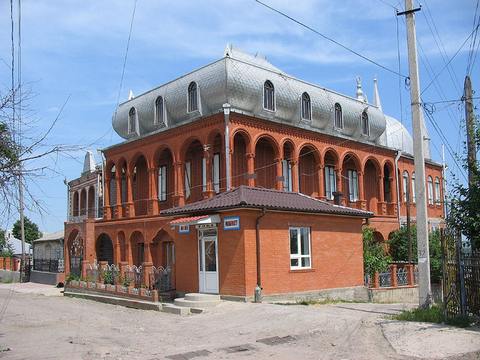 Это дома в «столице» молдаванских цыган городке Сорока, где «заседает» «барон»Черарь:  