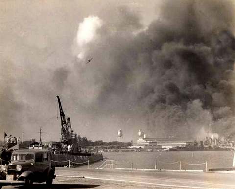 Нападение 7 декабря 1941 года японских самолетов на американскую военно-морскую базу Перл-Харбор