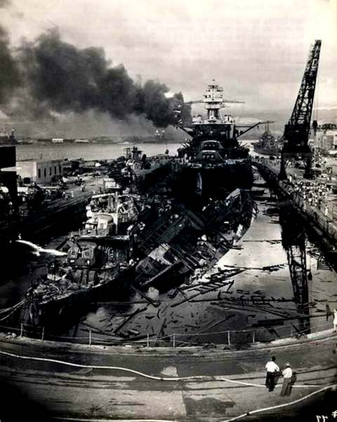 Нападение 7 декабря 1941 года японских самолетов на американскую военно-морскую базу Перл-Харбор