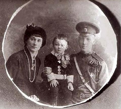 Анна Ахматова, Николай Гумилёв, Лев Гумилёв. 3 апреля (по старому стилю) 1915 года
