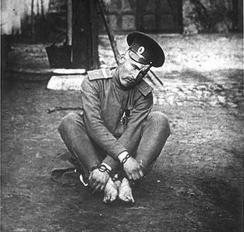В начале XX века телесные наказания служили официальным приложением к кандалам (на фото) и неофициальным — к солдатским погонам. ФОТО: РГАКФД/Росинформ