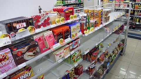 Полки магазинов в Японии по-прежнему полны. Пропадают только товары длительного хранения: японцы все-таки немного опасаются возможных будущих потрясений. Фото (Creative Commons license): Danny Choo 