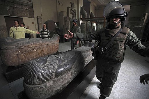 Каирский музей взят под охрану военными и закрыт для посещений. Исключение сделали для СМИ — чтобы показать, в каком состоянии его уникальная коллекция Фото: AP