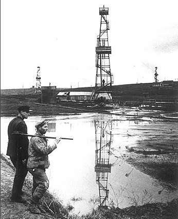 Нефтеналивные мощности «Грознефти» временами приобретали нефтеразливной характер Фото: РГАКФД/Росинформ / Коммерсантъ 