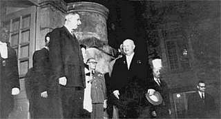 1960 год. Генерал Шарль де Голль встречает у входа в свою загородную резиденцию, замок Рамбуйе, Н. С. Хрущёва, прибывшего с государственным визитом во Францию.