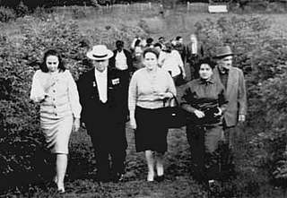 1962 год. Н. С. Хрущёв и А. Н. Микоян (крайний справа) сопровождают делегацию кубинских женщин в прогулке к Москве-реке.