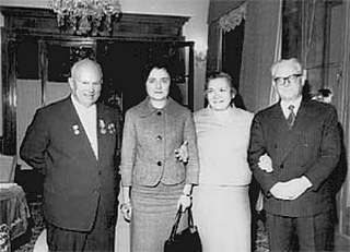 1960 год. С государственным визитом в Москву прибыл президент Италии господин Гронки с супругой (справа от Хрущёва). Их встречают Никита Сергеевич с женой, Ниной Петровной. 