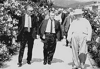 1962 год. Отдыхая на Пицунде, Никита Сергеевич встречается с советскими писателями. 