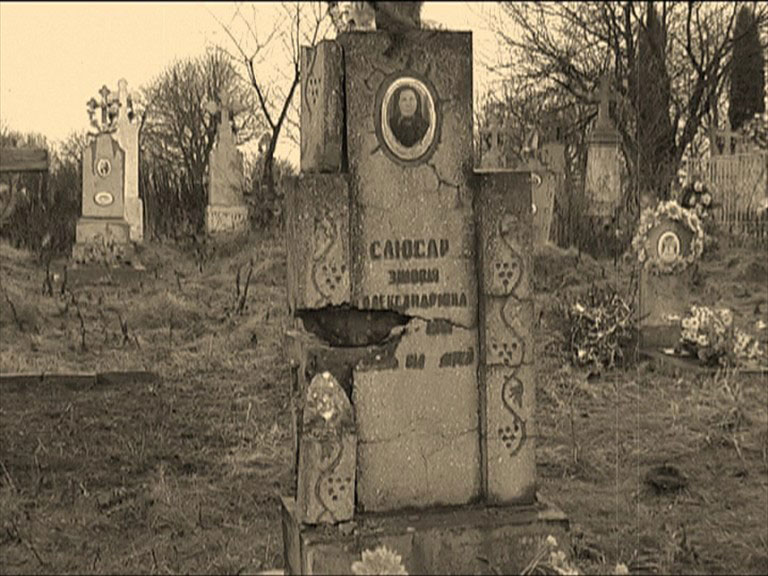 Футбольные игрища луганских вандалов на кладбище-2