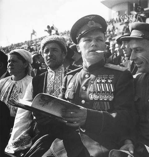 Трижды Герой Советского Союза летчик-истребитель Иван Кожедуб на стадионе «Динамо». Москва