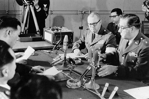 22 декабря 1968 года. Представители США и КНДР подписывают документ о возвращении пленённых. С начала инцидента прошло ровно 11 месяцев. Фото: U.S. Navy