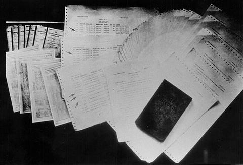 Фотографии документов, обнаруженных на судне и предъявлявшихся корейцами как доказательство. Эти документы подтверждают, что «Пуэбло» всё-таки нарушал территориальные воды КНДР, правда, до того, как был на этом пойман. Фото: U.S. Naval Historical Center