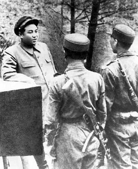 Первый правитель северокорейского государства Ким Ир Сен с китайскими добровольцами  