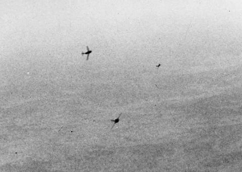 Три МиГа атакуют В-29. Фото: USAF  