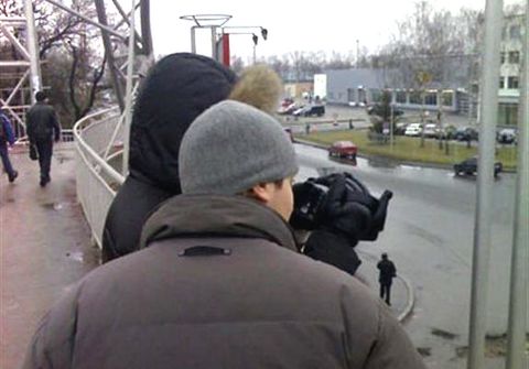 На пешеходном мосту Столичного шоссе стоит 16-летний паренек с… радаром «Визир» (один прибор в рознице стоит 28 тыс. грн.). 
