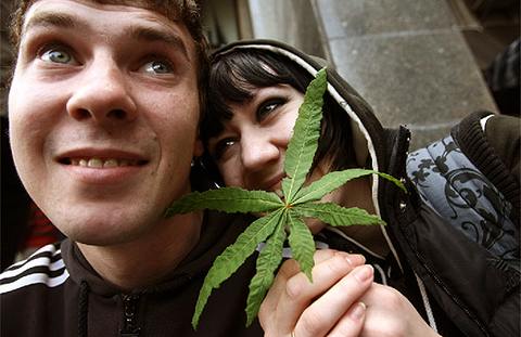 Пока молодёжь устраивает акции за легализацию марихуаны, в крупных городах можно найти торговые точки, в которых продаются более сильные по действию смеси. Фото: PHL  