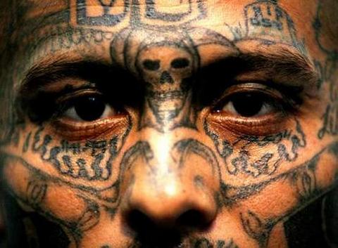 Wilmer Matamoros главарь одного из филиалов банды, позирует в тюрьме в Тегусигальпе, Гондурас. Фото АР