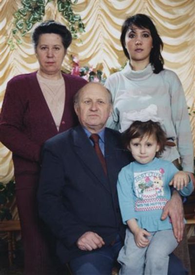 Семья. Нина Максимовна (слева) с мужем, дочкой и внучкой