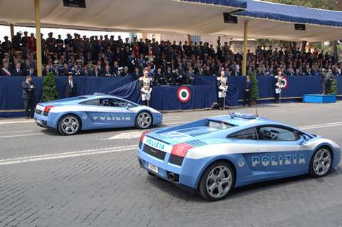 Парад итальянской полиции во время празднования Дня провозглашения республики в 2005 году. Фото (Creative Commons license): Polizia di Stato
