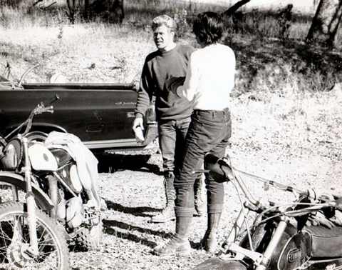1972 год, «звездные» мотоциклисты: Гэри Ллойд с Буллтако слева и Билл Роуленд с Ямахой справа.  
